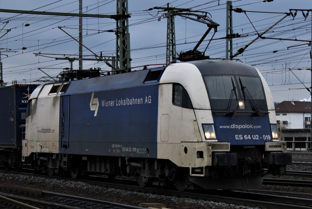 182 519 mit Containerzug am 11.01.12 in Fulda