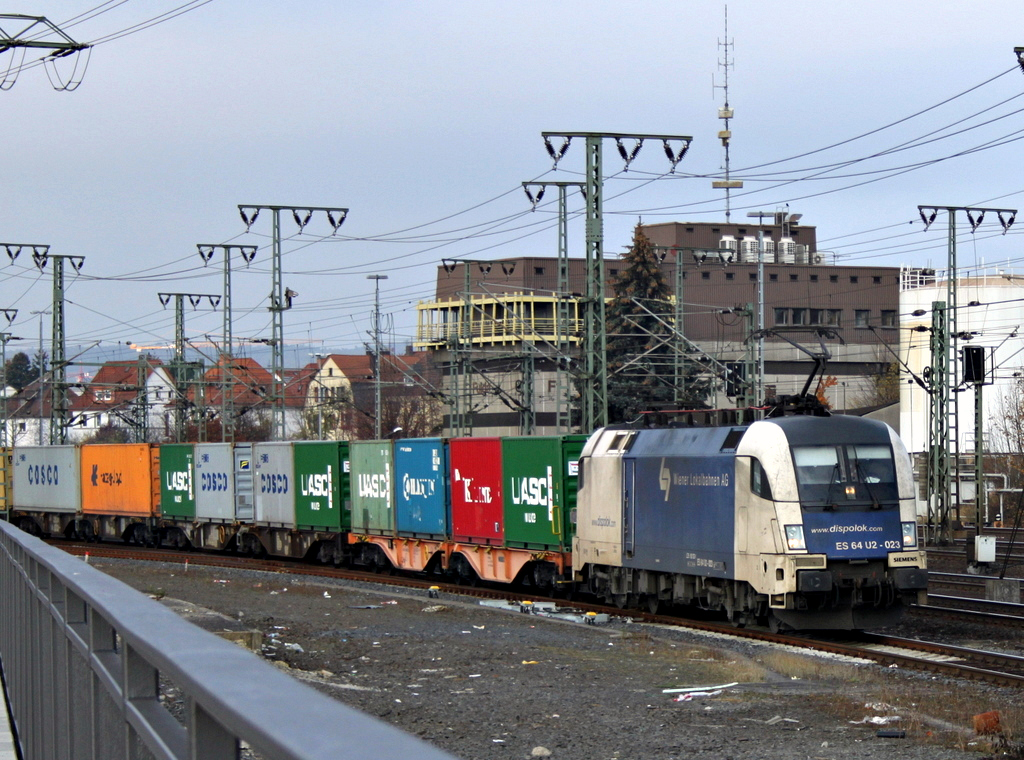 182 523 der WLC mit Containerzug am 01.11.11 in Fulda