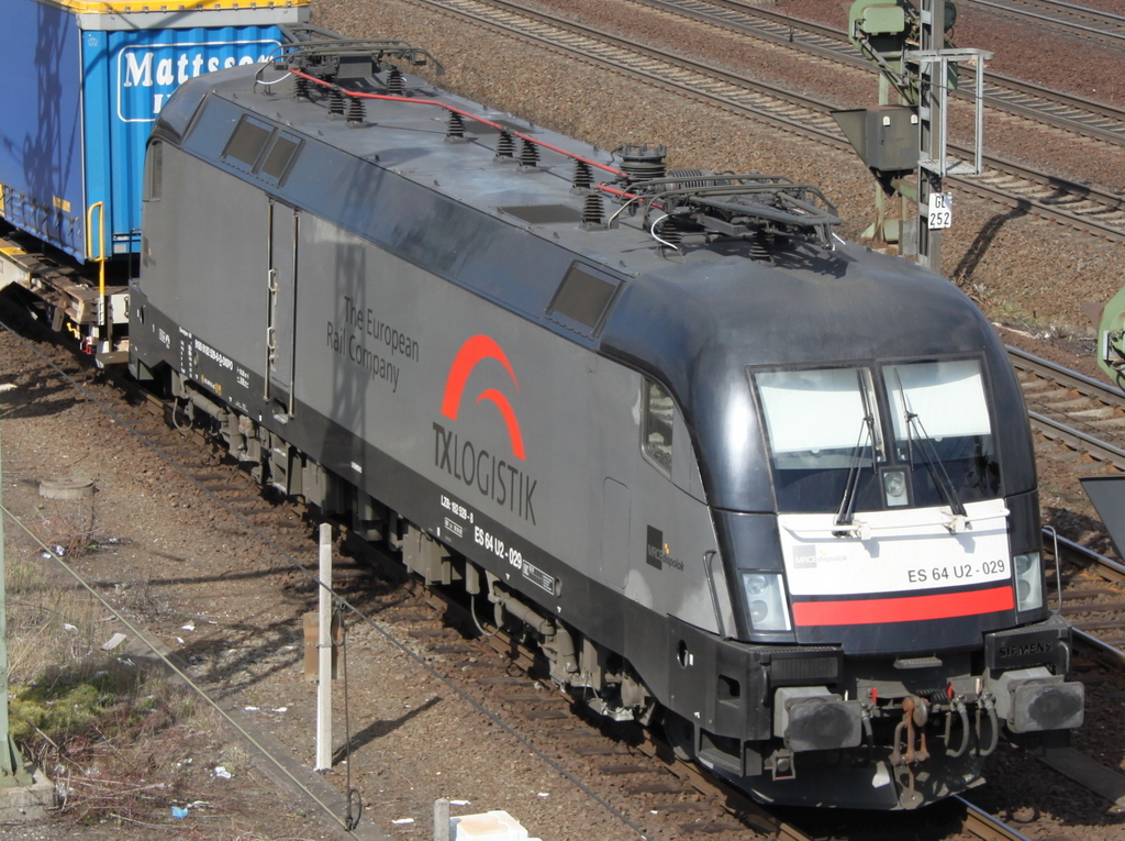 182 529 von TX Logistik abgestellt mit Gterzug im Gbf Fulda am 08.04.12