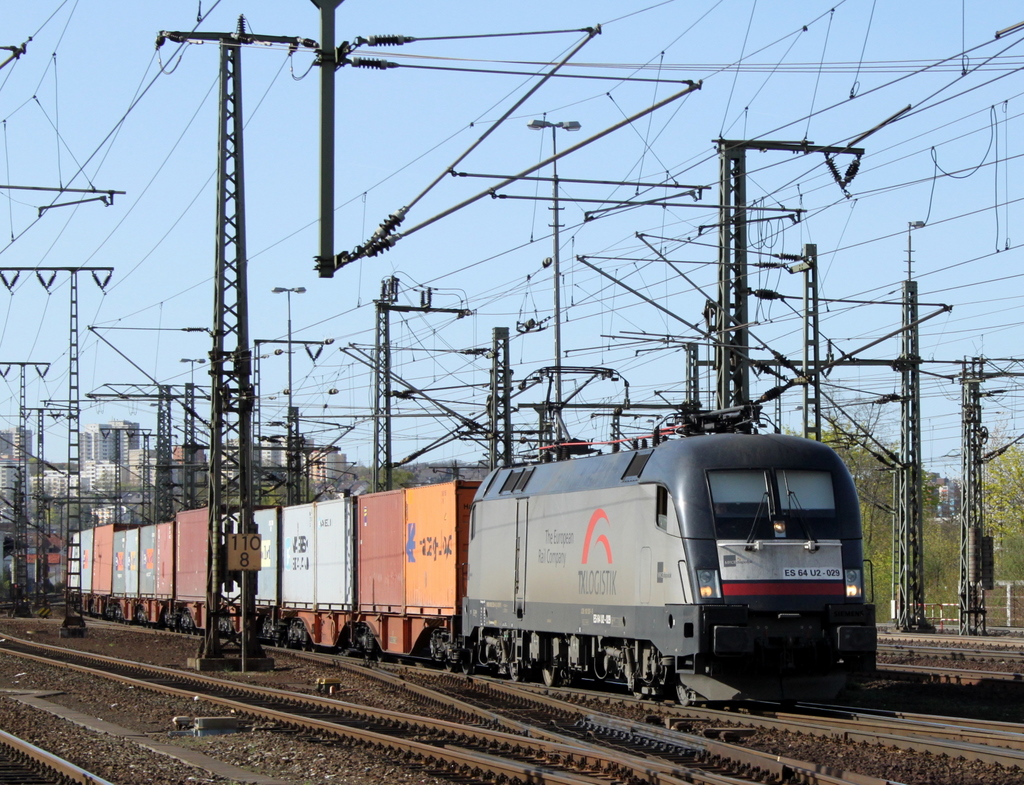 182 529 von TX Logistik mit Containerzug am 11.04.11 in Fulda