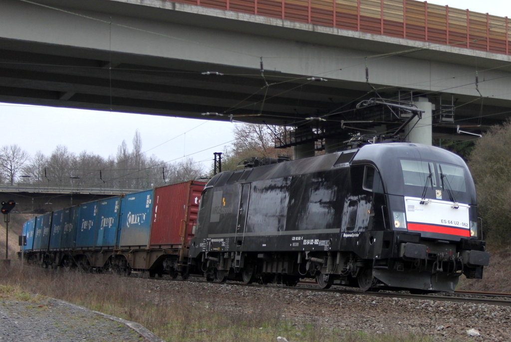 182 562 von boxxpress mit Containerzug am 05.04.12 bei Fulda