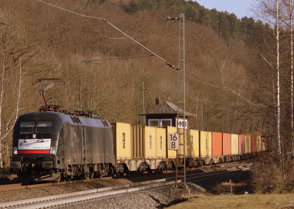 182 563 mit Containerzug am 02.03.11 in Vollmerz