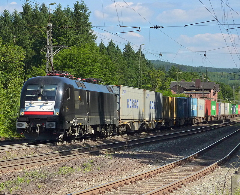 182 563 mit Containerzug am 26.0610 in Jossa