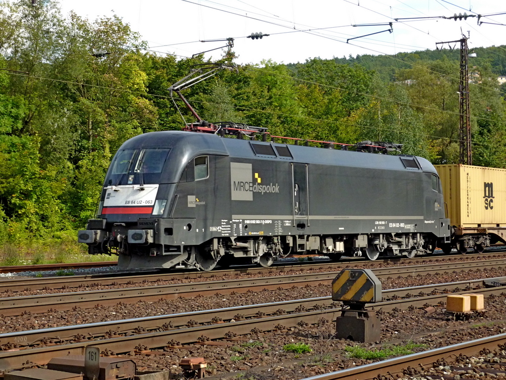 182 563 mit Containerzug am 11.09.10 in Gemnden am Main