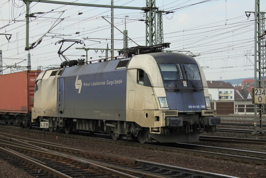 182 566 der WLC mit Containerzug am 15.03.11 in Fulda