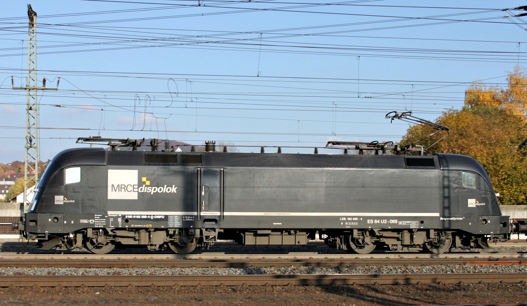 182 569 von boxxpress mit Containerzug am 31.10.11 in Fulda