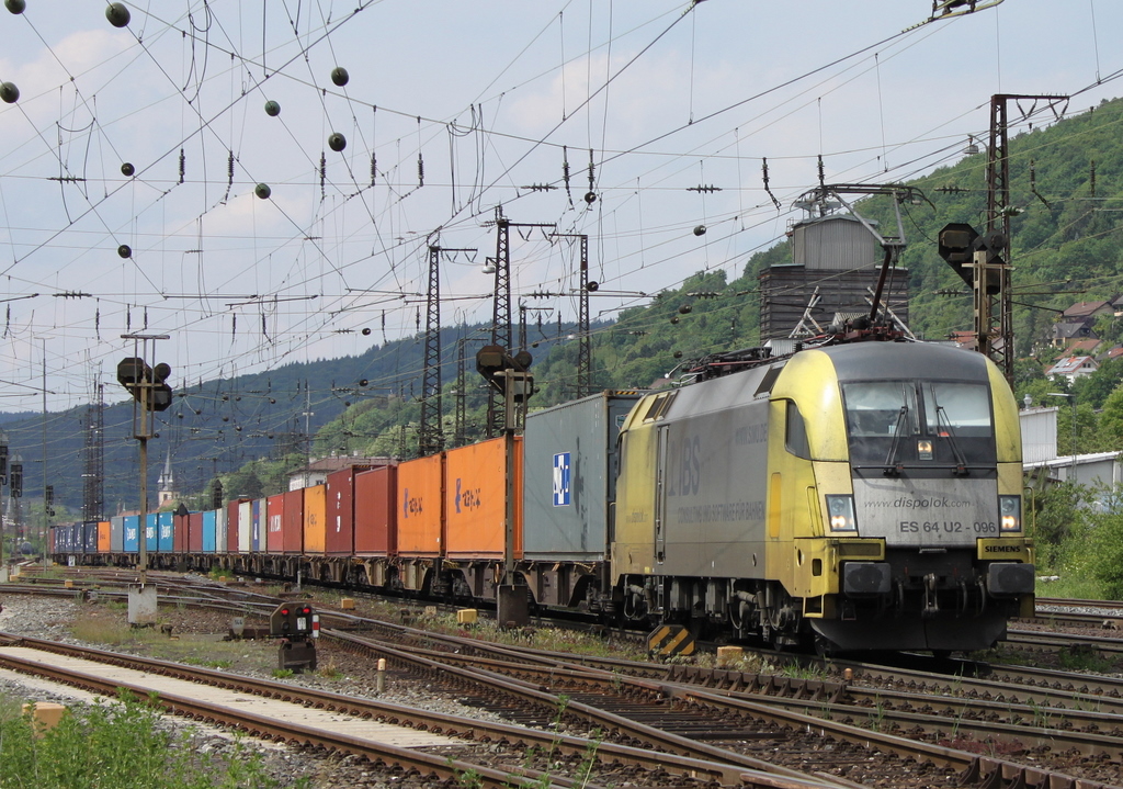 182 596 von boxxpress mit Containerzug am 14.05.11 in Gemnden