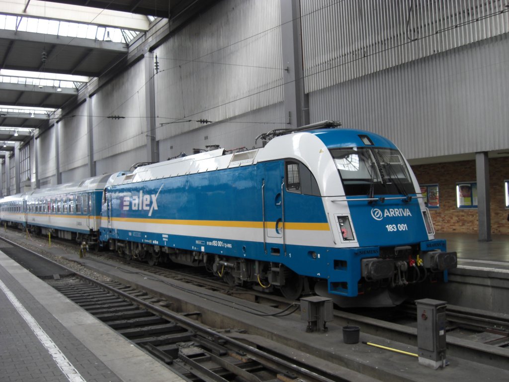 183 001 ist soeben in den Mnchner Hauptbahnhof eingefahren. Fotografiert am 30.05.2009.