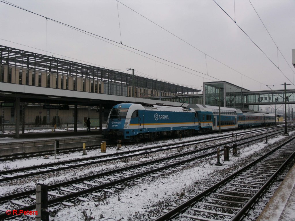 183 004 steht mit den ALX 354 in Regensburg HBF bereit. 09.01.10