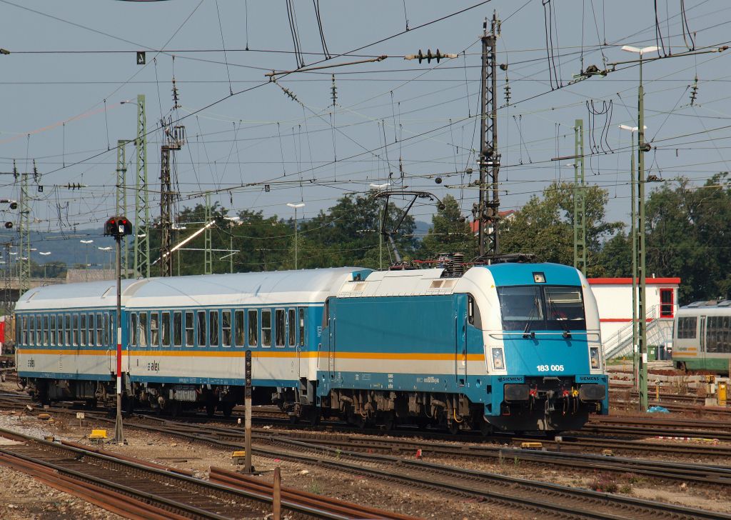 183 005 rangierte etwas im Gleisvorfeld des Regensburger Hbf am 28.7.11.