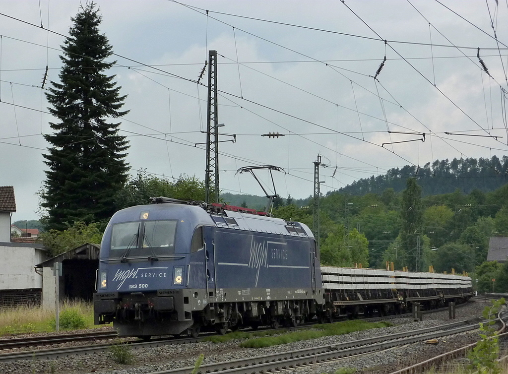 183 500 mgw service mit Schwellenzug nach Augsburg am 12.08.10 in Sterbfritz