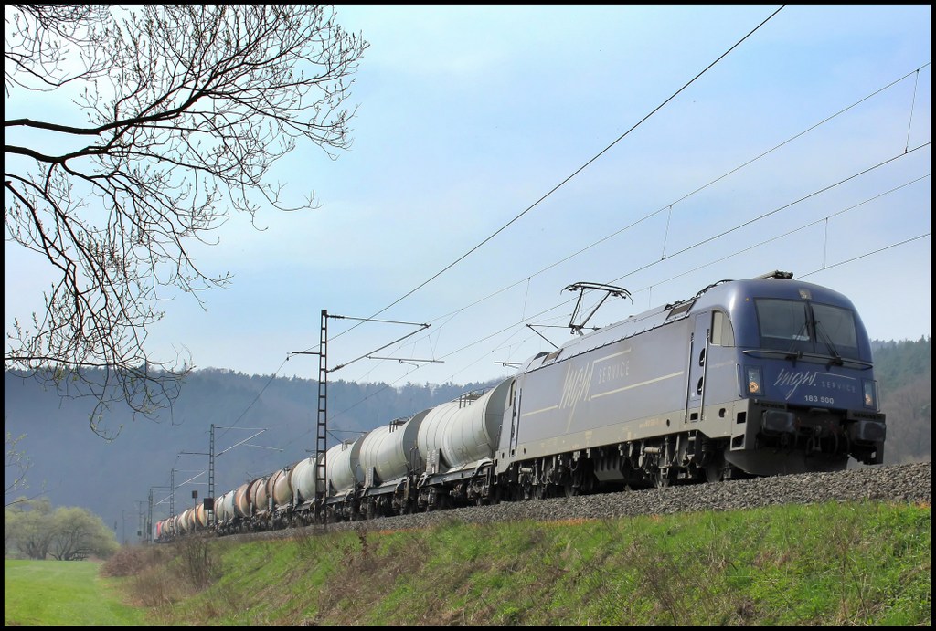 183 500 mit Kesselwagenzug am 21.04.13 bei Hermannspiegel. Am Zugende ist 482 045