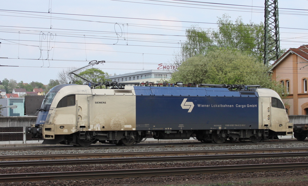 183 704 mit Containerzug am 21.04.11 in Fulda