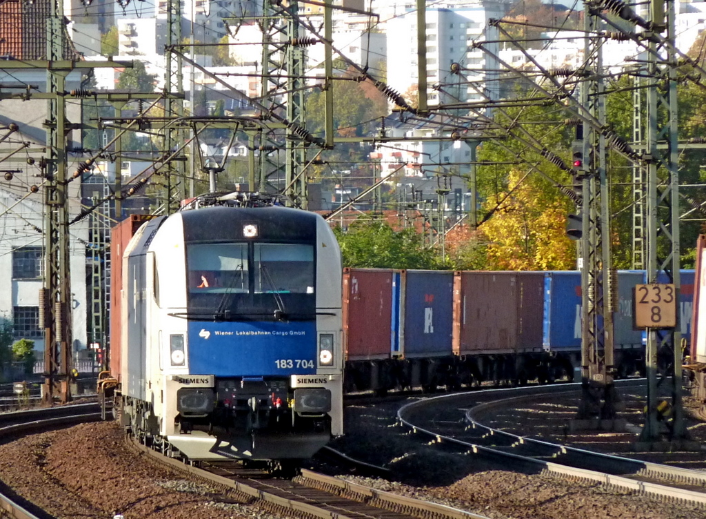 183 704 mit Containerzug am 21.10.10 in Fulda