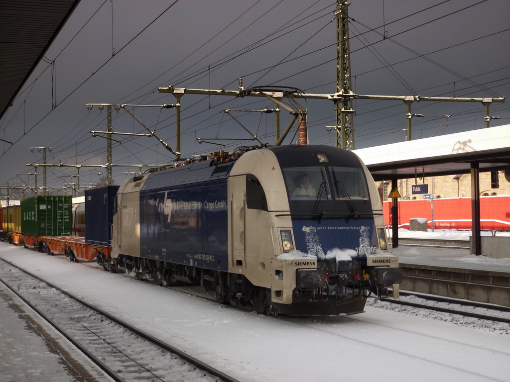 183 705 unter Schneewolken am 18.12.10 in Fulda