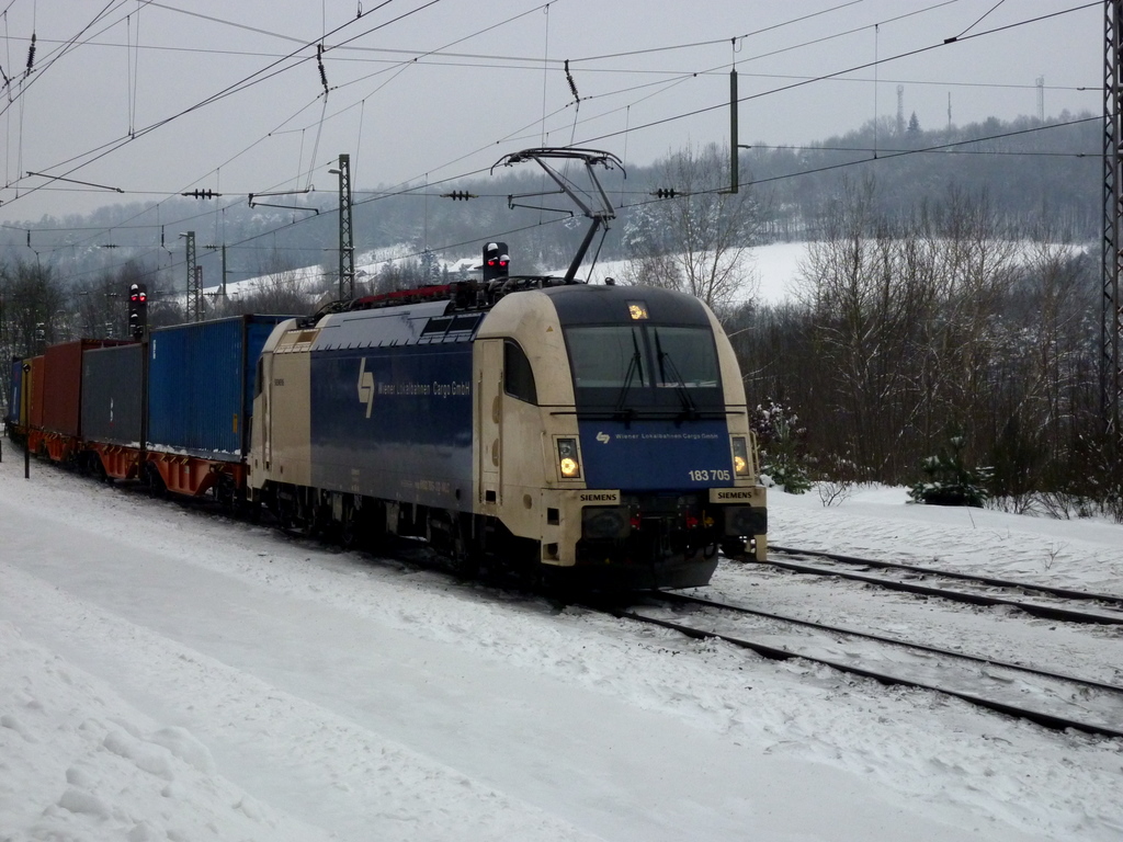 183 705 der WLC mit containerzug am 30.12.10 in Jossa