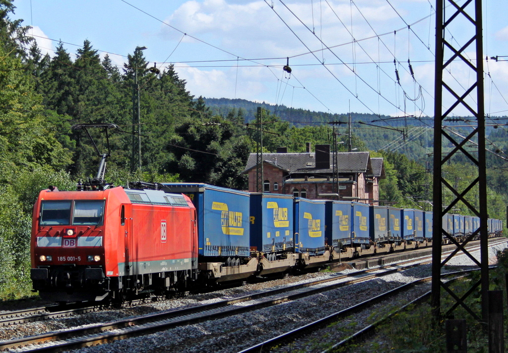 185 001-5 mit Walter Ganzzug am 02.08.11 in Jossa