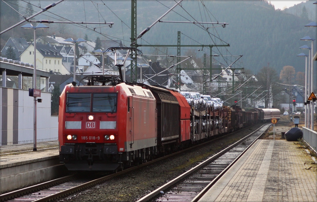 185 018 mit dem vermutlichen EZ 51654 Nrnberg Rbf - Hagen Vorhalle am 20.12.12 bei der Durchfahrt von Altenhundem. Leider hab ich mich zu sehr auf die Lok konzentriert und habe deshalb die zwei frisch lackierten Euro Express Wagen am Ende des Zuges erst dann bemerkt als es zu spt fr ein Foto war...