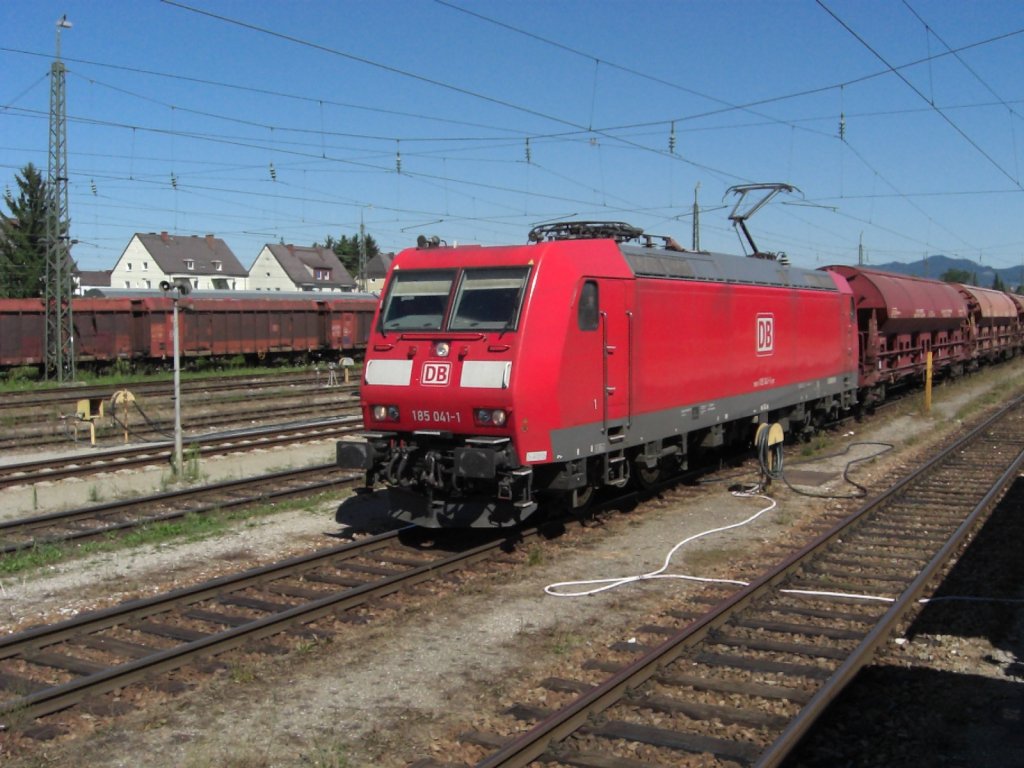 185 041-1 am 1. August 2010 im Bahnhof von Freilassing.