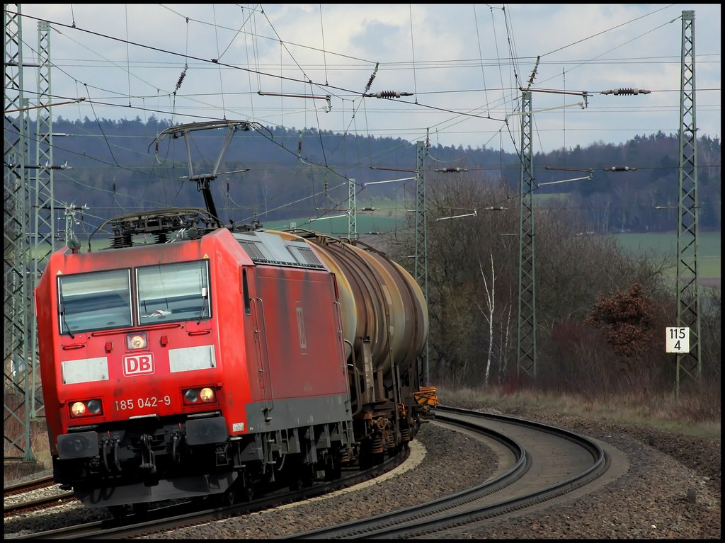 185 042 mit Kesselwagenzug am 12.04.13 in Gtzenhof