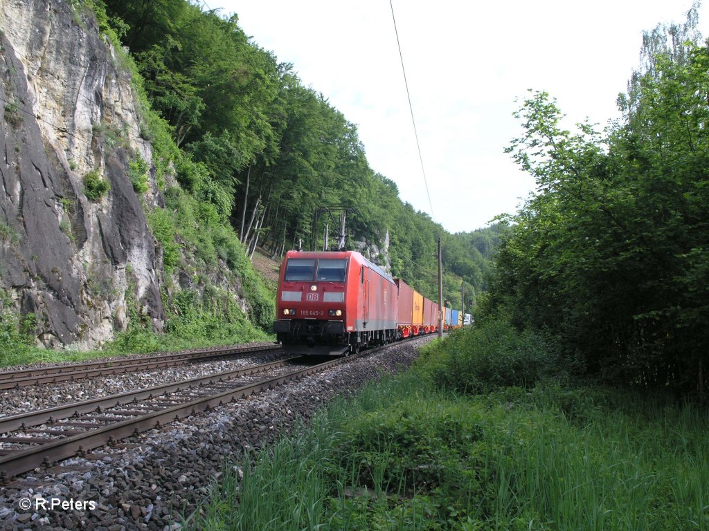 185 045-2 mit einem Containerzug bei Matting. 29.05.10