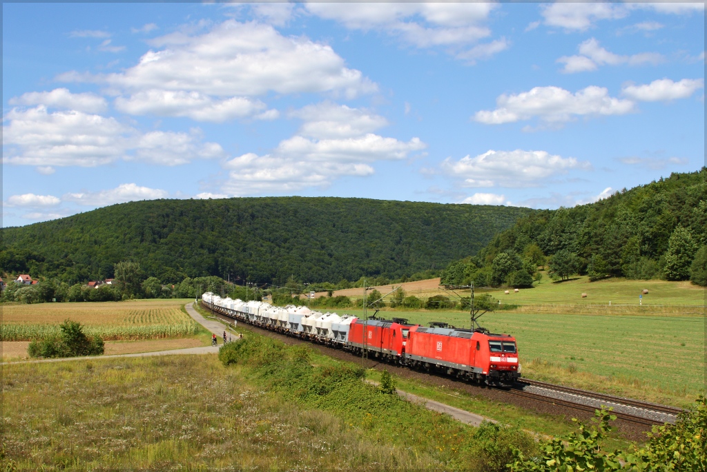 185 047 und 185 080 mit einem  Zwiebelzug  am 12.08.12 in der Nhe von Harrbach