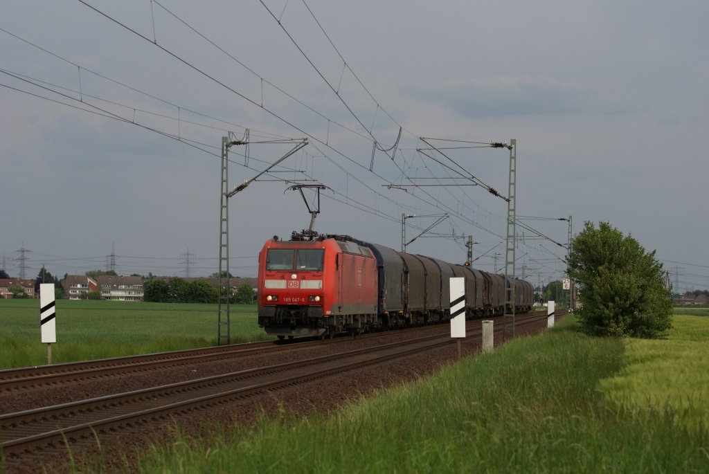 185 047-8 mit einem Gterzug bei der Durchfahrt durch Neuss-Allerheiligen  am 29.05.10