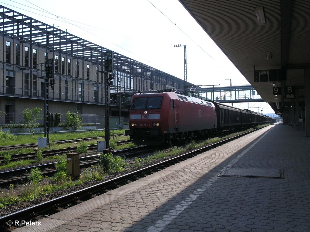 185 051-0 durchfhrt Regensburg HBF mit ein gedeckten Gterzug. 09.05.09