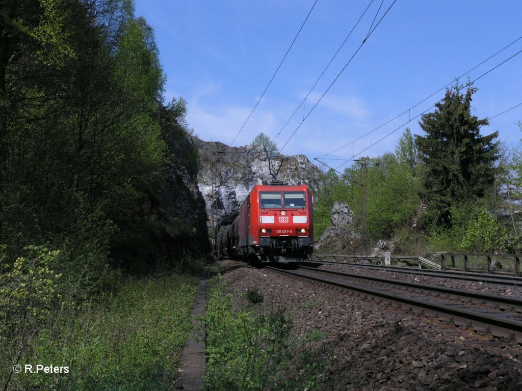 185 051-0 zieht ein Kesselzug durchs Felsentor. 29.04.10