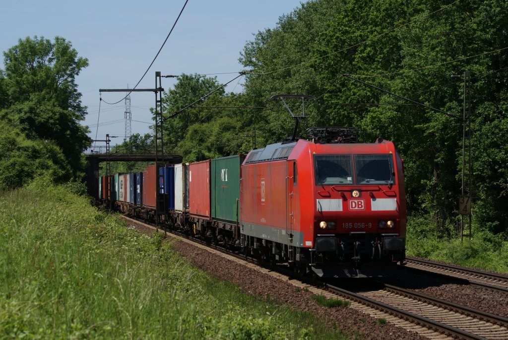 185 056-9 mit einem Containerzug bei der Durchfahrt durch Hannover-Ahlten  am 5.06.10