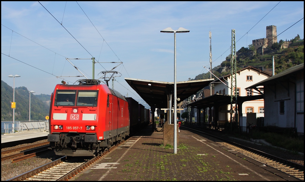 185 057 durchfuhr am 01.09.11 Kaub (Rhein) Oben rechts kann man die Burg Gutenfels erkennen.