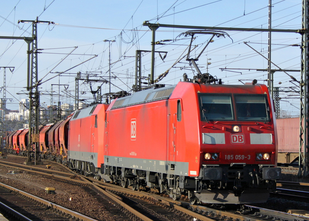 185 059 und 152 153 mit Gterzug am 22.02.12 in Fulda