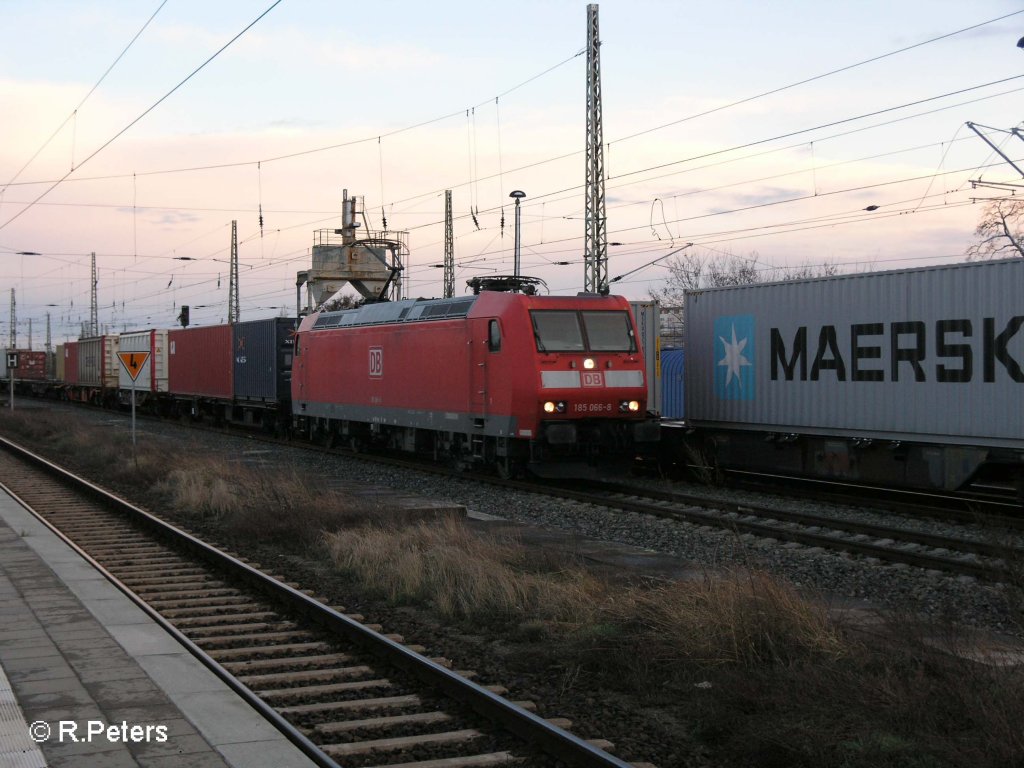 185 066-8 kommt mit ein Containerzug von der Oderbrcke in Frankfurt/Oder eingefahren. 19.03.08