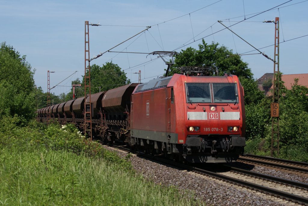 185 078-3 mit einem Gterzug bei der Durchfahrt durch Hannover-Limmer am 5.06.10