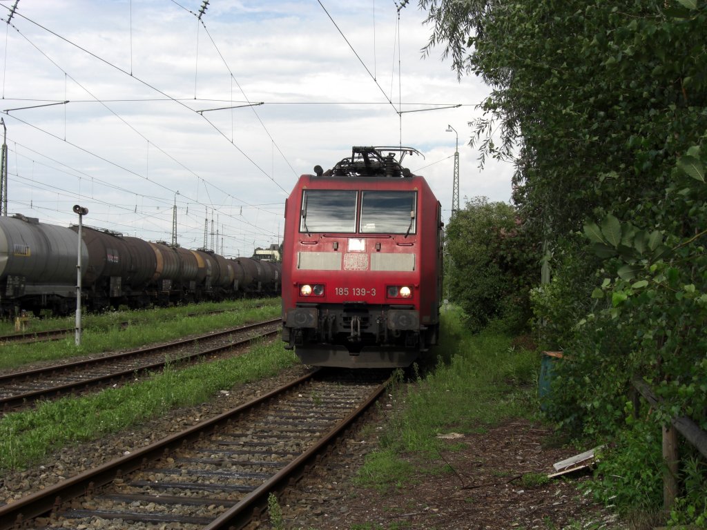 185 139-3 wartet auf ihren nchsten Einsatz. Aufgenommen am 8. August 2010
in Plattling.