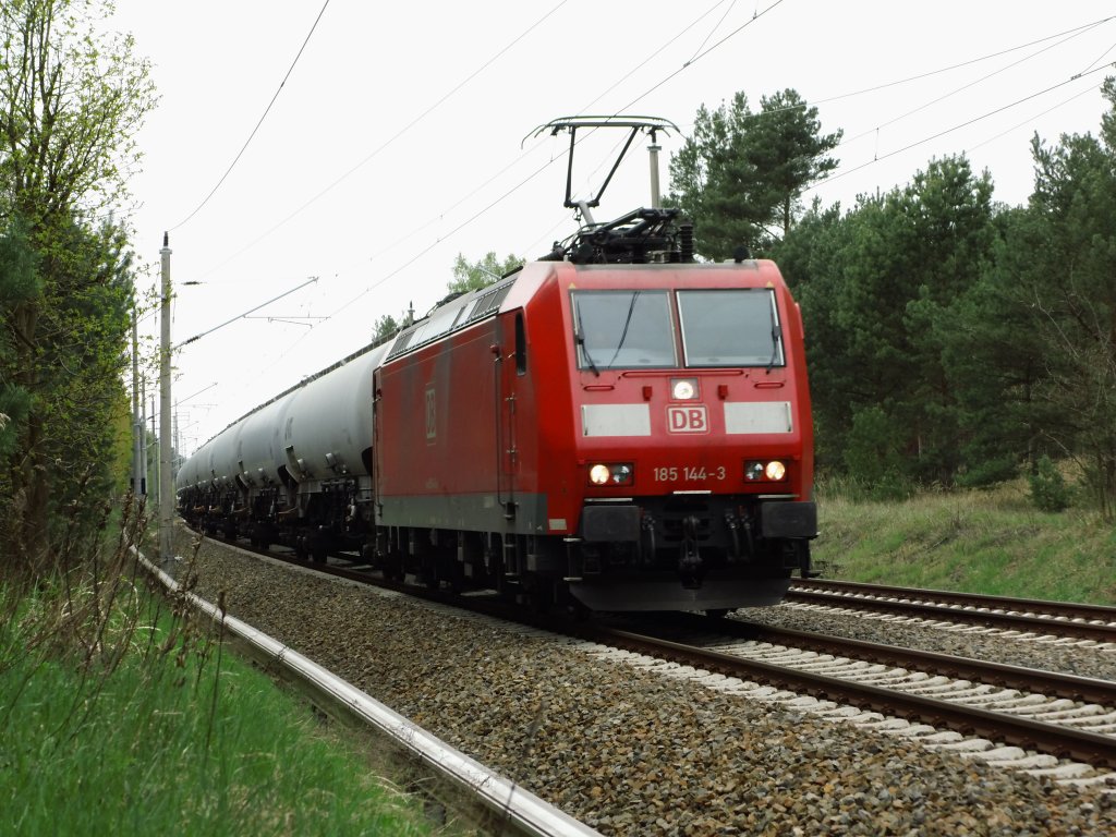 185 144 mit Braunkohlestaubwagen bei Elsterwerda, 03.05.2013. 