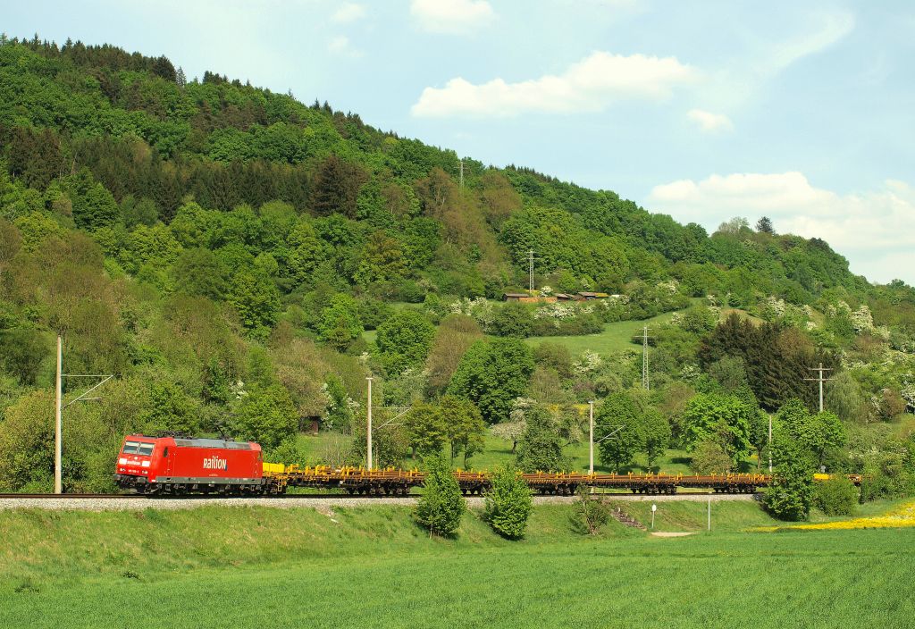 185 168-1 fuhr mit einem Schienenzug nach Horb durch das Murrtal bei Murrhardt am 29.4.11.