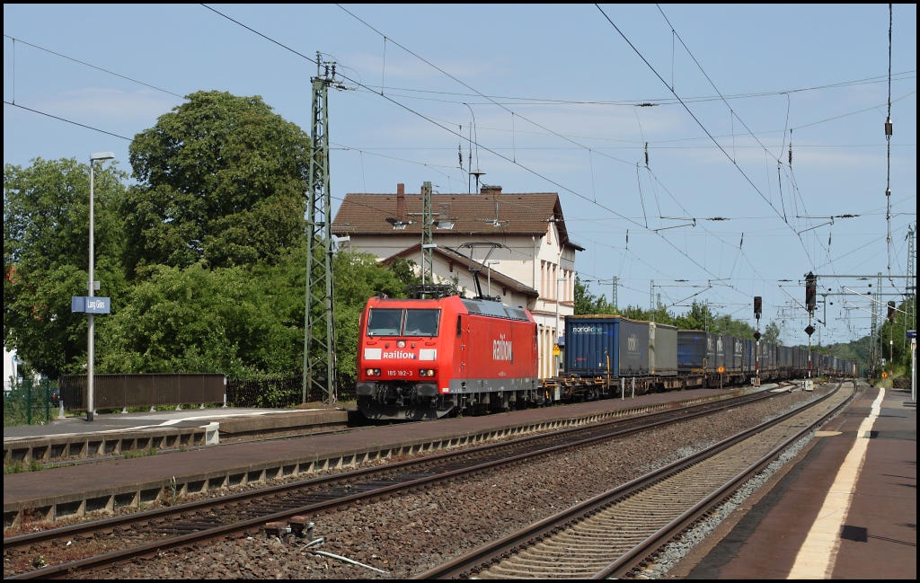 185 182 mit einem Norfolk in Richtung Sden am 03.06.11 bei der Durchfahrt von Lang Gns