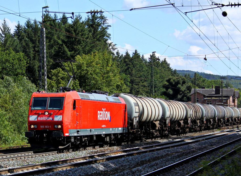 185 183-1 mit Kesselwagenzug am 02.08.11 in Jossa