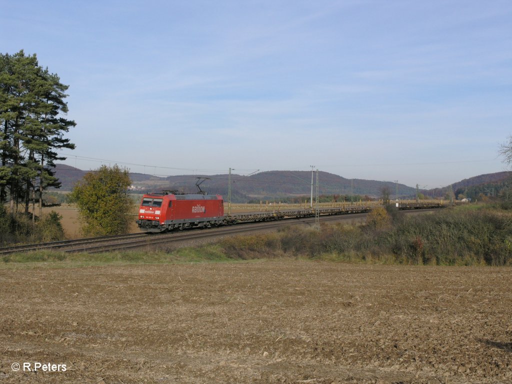 185 185-6 zieht ein leeren Zug fr Sattelzge bei Darshofen. 29.10.10