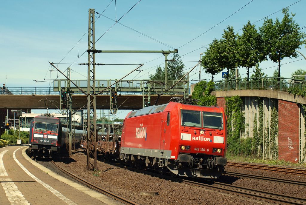 185 190-6 rollte mit einem Drahtrollenzug durch den Harburger Bahnhof. Links steht 101 141-0 mit einem unbekannten IC.