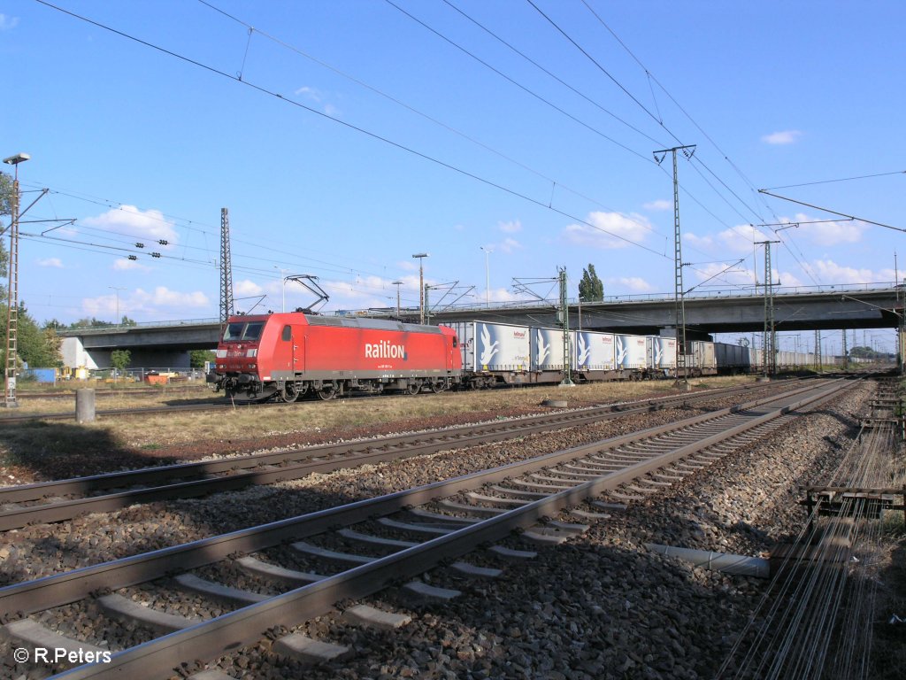 185 199-7 verlsst Regensburg Ost mit ein Hellmann Ganzzug. 27.08.09