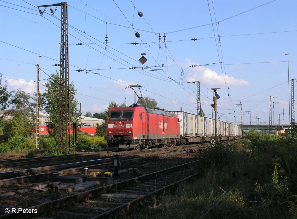 185 199-7 verlsst Regensburg Ost mit den Hellmann Ganzzug. 27.08.09