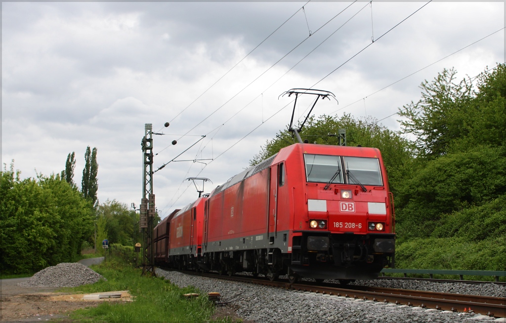 185 208 und 185 234 mit Kohlezug in Richtung Sden am 10.05.13 in Unkel