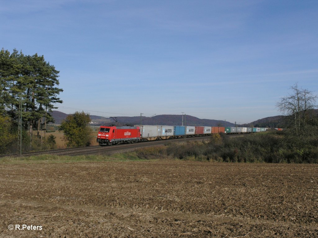 185 213-6 mit Containerzug bei Darshofen. 29.10.10