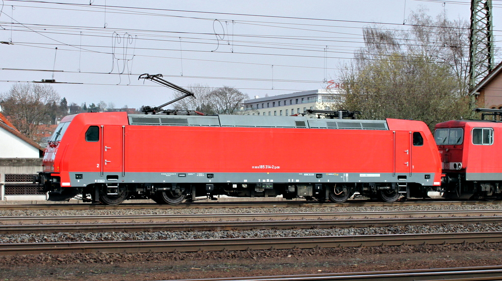 185 214 mit einer 155er und Gterzug am 27.03.12 in Fulda