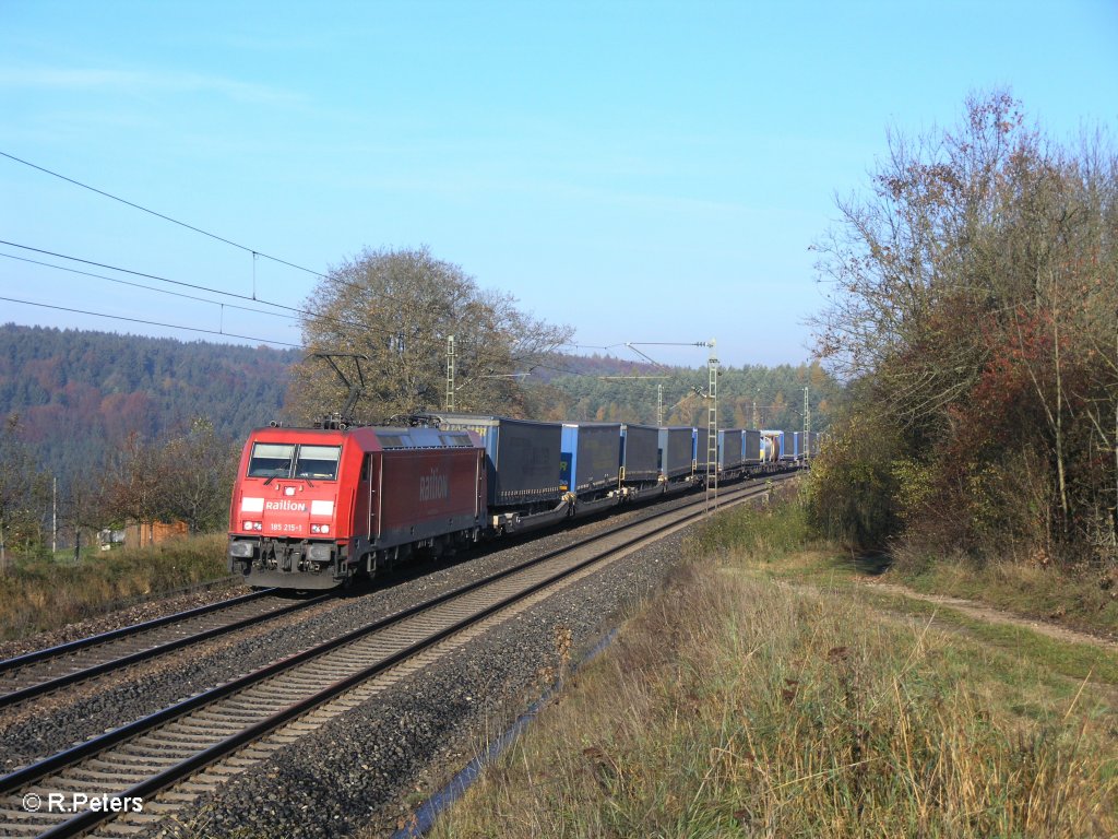 185 215-1 mit dem LKW-Walter bei Endorf. 29.10.10