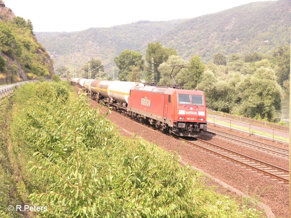 185 220-1 zieht ein Kesselzug bei Bacharach. 26.07.08