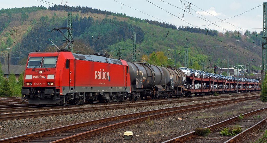 185 222-7 der DB Schenker Rail zieht einen gemischten Gterzug am 01.05.2012 durch Betzdorf/Sieg in Richtung Kln.