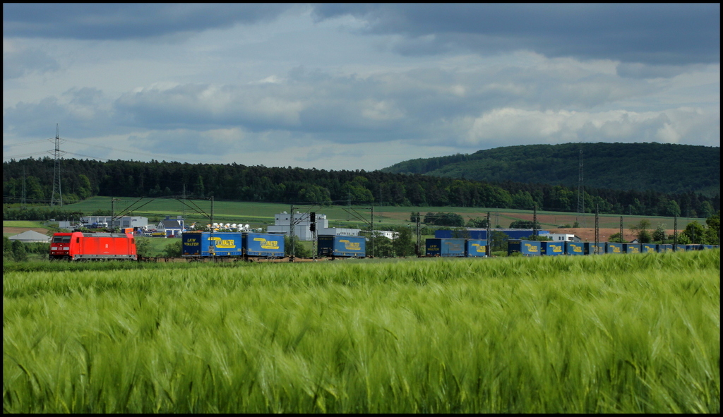 185 222 mit LKW Walter Zug am 30.05.13 bei Kerzell